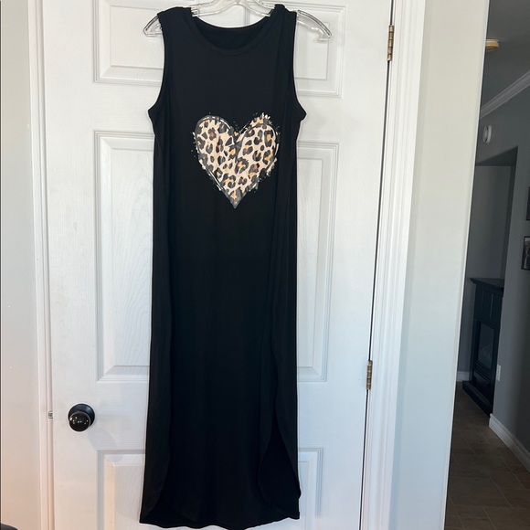 Dresses & Skirts - Casual Black Sleeveless Dress with Leopard Heart